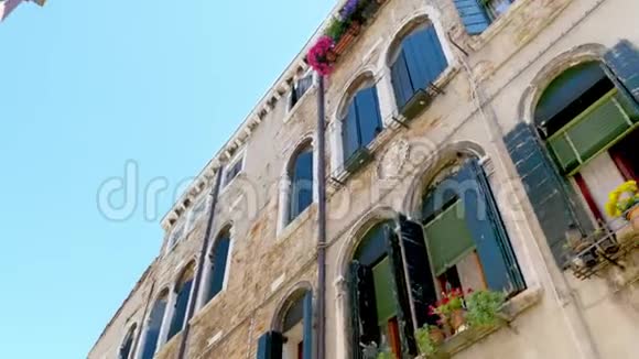 威尼斯意大利2018年7月7日美丽的威尼斯老建筑一座有老绿色百叶窗和花的房子视频的预览图