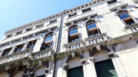 意大利威尼斯2018年7月7日美丽的白墙老房子古老的威尼斯建筑视频的预览图