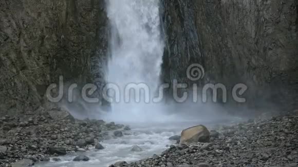 北高加索高崖之间美丽雄伟的瀑布视频的预览图