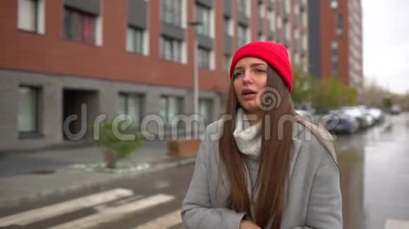 年轻的女性患病妇女在外面的街道上对着纸巾吹鼻涕打喷嚏医疗保健流感人们视频的预览图