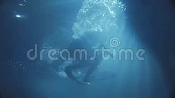 一个人在黑暗的水中沐浴着阳光视频的预览图