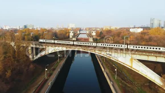 河上的水闸门当火车经过大桥时空中可以看到河闸拦河闸工程视频的预览图