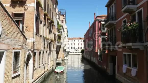 意大利威尼斯2018年7月7日温齐亚古宅之间狭窄的运河夏日炎炎视频的预览图