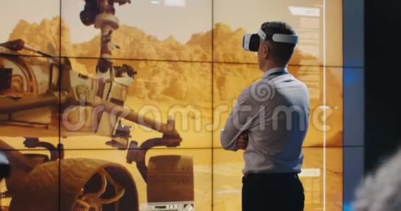 火星任务负责人使用VR耳机视频的预览图