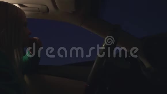 车里的金发女孩和另一个司机说话视频的预览图