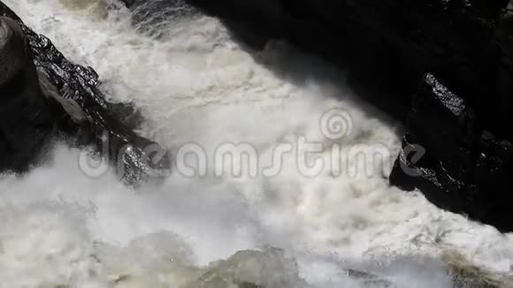 瀑布在坚硬的岩石表面撞击和飞溅视频的预览图