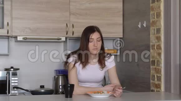 美丽的黑发女人吃蔬菜米饭视频的预览图