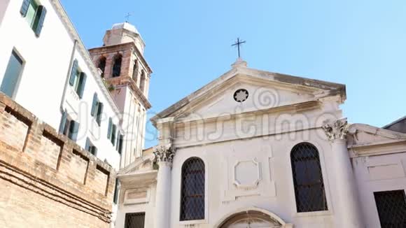 意大利威尼斯2018年7月7日美丽的威尼斯古建筑蓝天上的古教堂视频的预览图
