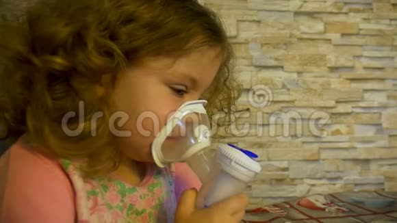 哮喘女孩在家里用喷雾器视频的预览图