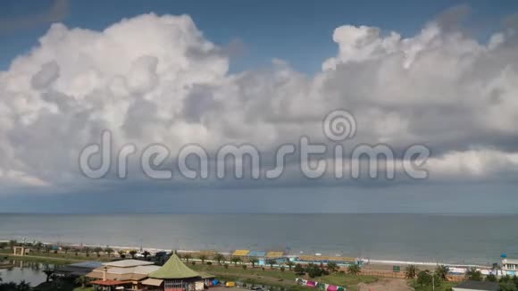 海边的景色有咖啡馆的棕榈树地平线上即将出现的云彩视频的预览图