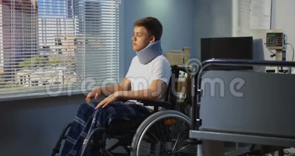 坐在轮椅上住院的青少年病人视频的预览图