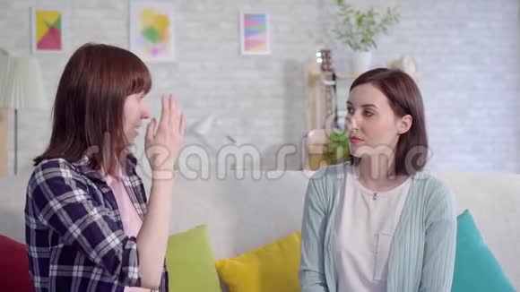 在家的客厅里有两个漂亮的聋哑青年妇女在说手语视频的预览图