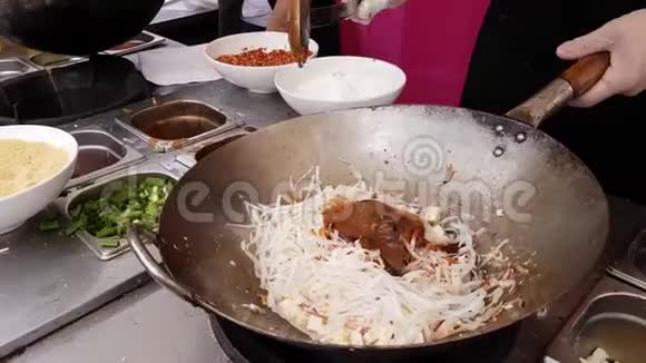 亚洲街美食厨师烹饪泰国菜视频的预览图