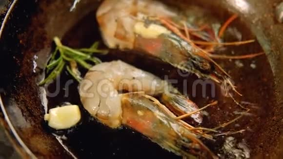 海鲜大餐烹饪食谱虾炒锅视频的预览图