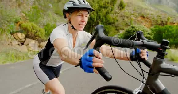 骑自行车运动的资深骑自行车者视频的预览图