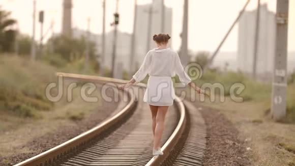 列车轨道上的女性平衡美自由夏日旅行理念视频的预览图