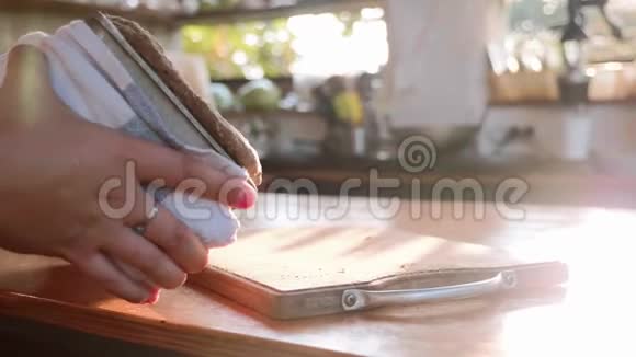 面包师从模子里拿出热面包放在桌子上视频的预览图