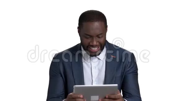 穿西装的黑人在平板电脑里玩游戏视频的预览图