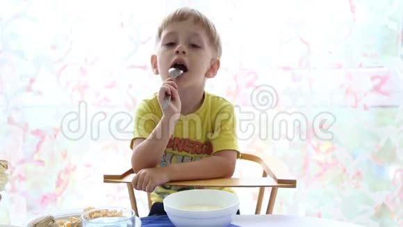 小男孩吃东西视频的预览图