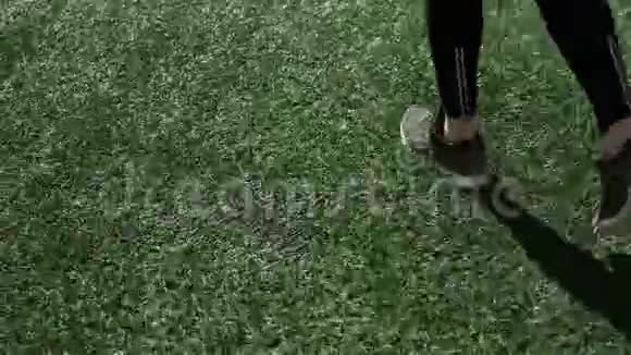 年轻的运动员在体育场的草坪上跑步视频的预览图