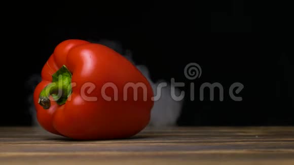 农场成熟的辣椒或甜椒在桌子上烟从后面吹来向上4K复制空间视频的预览图