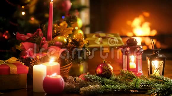 壁炉圣诞树和传统装饰的冬季庆祝活动的美丽背景视频的预览图