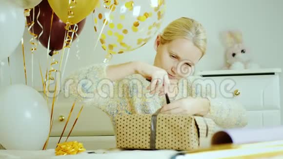一个女人正在为孩子的生日准备一个惊喜孩子们卧室里的礼物包视频的预览图