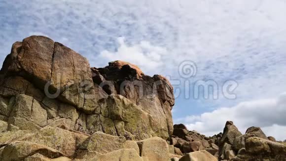 在塔伯特的西隆岩石对云的推移视频的预览图