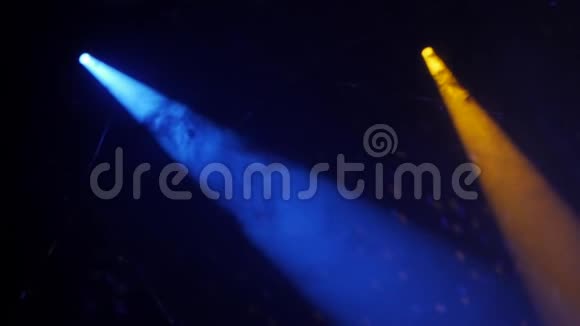 多彩舞台灯光灯光在演唱会上展现视频的预览图