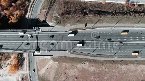 高速公路的高空俯视繁忙的汽车交通汽车和公共汽车在马路上行驶基辅乌克兰视频的预览图