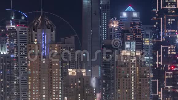 迪拜码头摩天大楼近高尔夫球场夜间时间推移迪拜阿拉伯联合酋长国视频的预览图