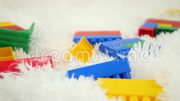彩色积木玩具躺在白色背景特写上摄像机滑块移动视频的预览图