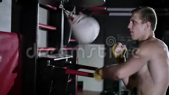 拳击绷带中的男子拳击视频的预览图