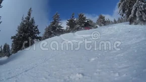 慢动作滑雪者在跳跃后摔倒视频的预览图