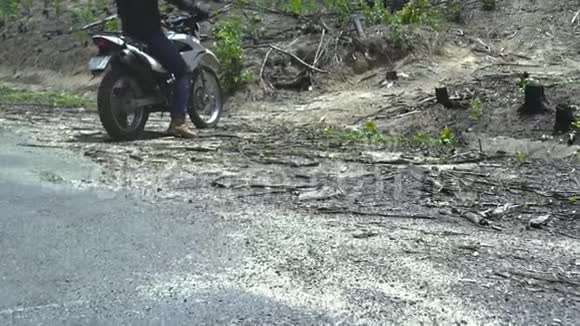 山地越野摩托车摩托车摩托车驾驶员摩托骑摩托车在乡间小路上行驶摩托运动和视频的预览图