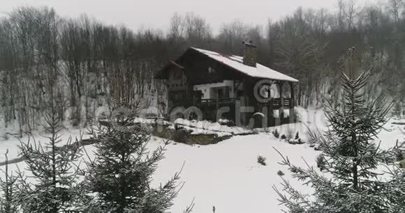 冬天的天气房子在山上的树林里4K超高清视频的预览图
