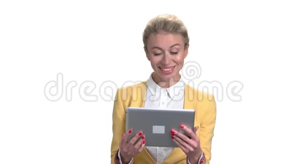 商务小姐和使用平板电脑的人交谈视频的预览图
