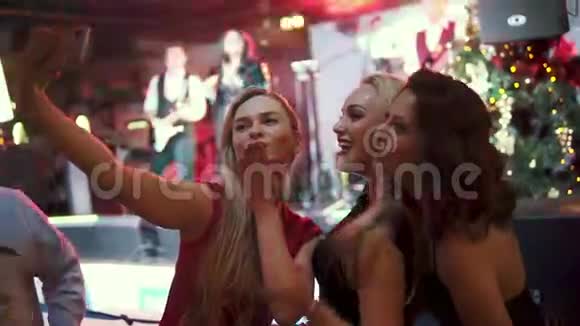 女孩子在音乐会上在相机智能手机上自拍视频的预览图