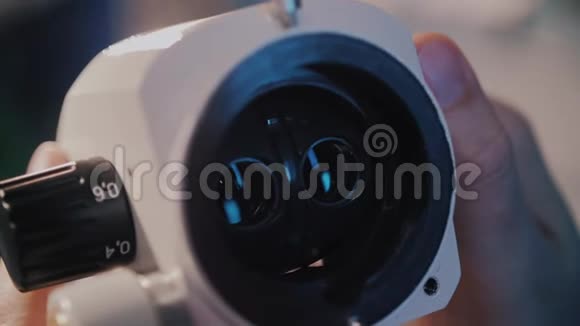 显微镜的光学元件显微镜镜头视频的预览图