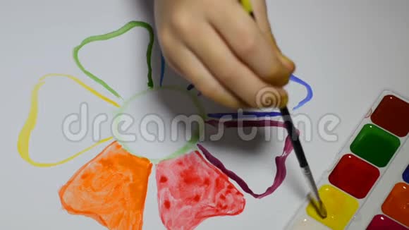 一个孩子画一朵花用刷子和油漆视频的预览图