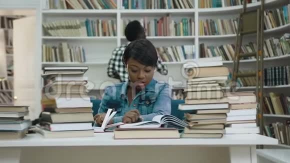 集中在图书馆的非洲妇女读书视频的预览图
