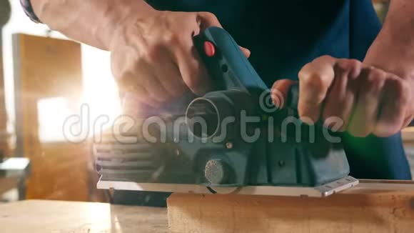 锯床加工木材的缓慢运动视频的预览图
