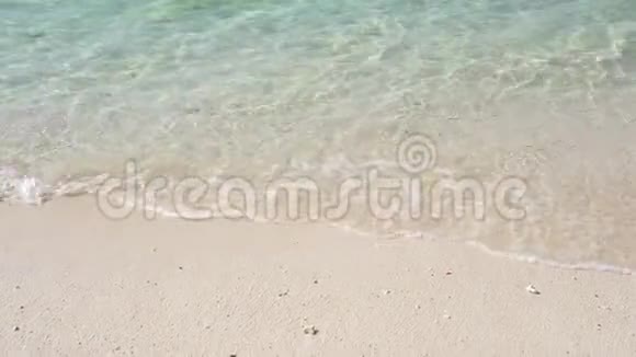 在海滩上放松暑假田园风光纯蓝色的海水为您的设计提供简单的纹理视频的预览图