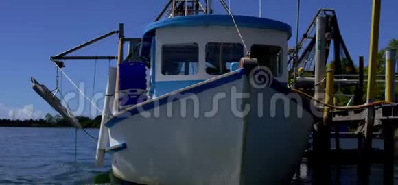 停泊的渔船视频的预览图