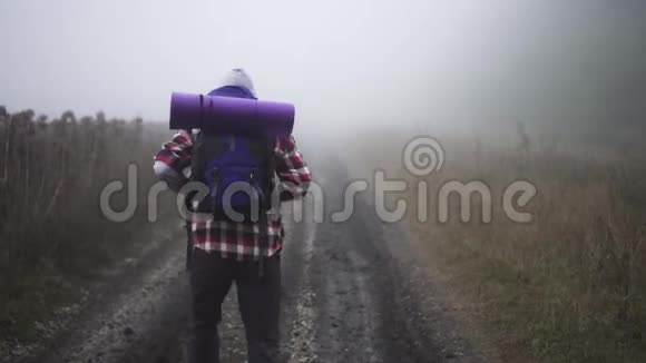 在雾中迷路的徒步旅行者视频的预览图