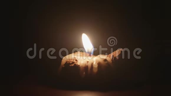 在黑暗的房间里在桌上的烛台上点燃蜡烛视频的预览图