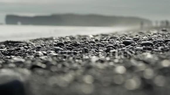 海上大型黑火山岩视频的预览图