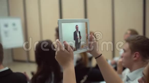 男性在商务会议研讨会或讲座中使用平板电脑4k专业教练讲车间视频的预览图