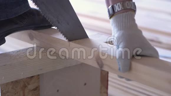 建筑和修理中慢动作的美建筑工作一个锯木地板的人视频的预览图