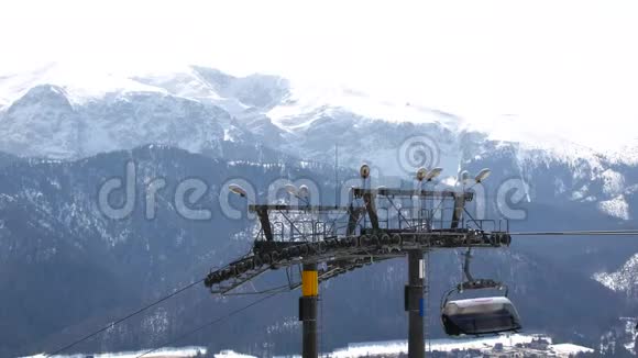 在淡季的高山上滑雪视频的预览图